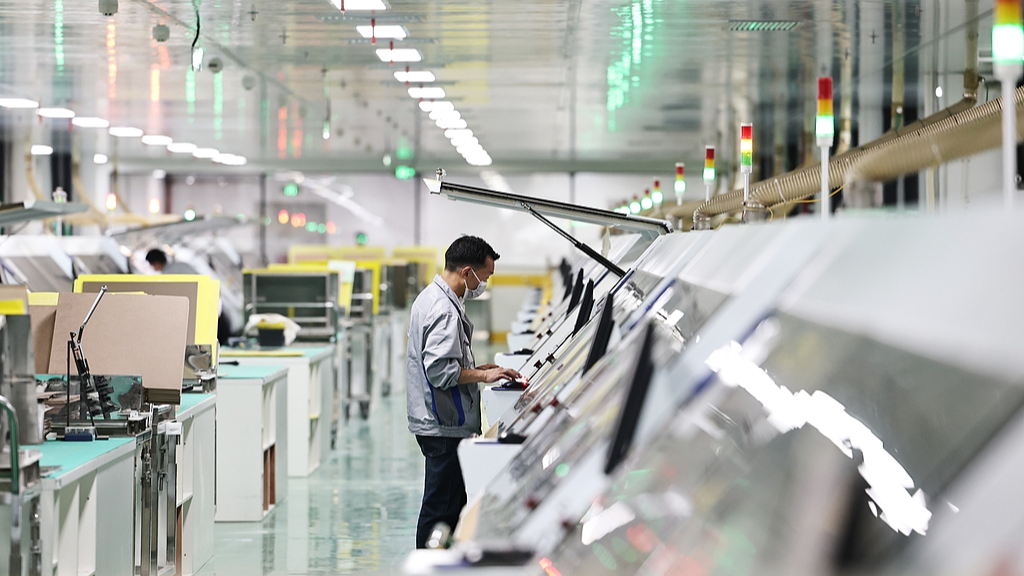 Un ouvrier vérifie une ligne de production automatisée dans un atelier modernisé et modernisé dans la province du Hubei, en Chine, le 27 mars 2026. / VCG