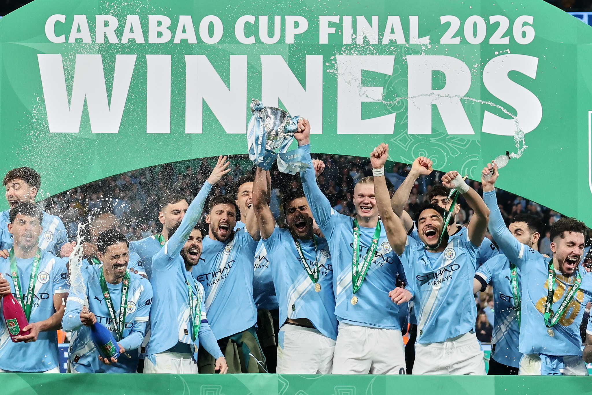 Les joueurs de Manchester City célèbrent avec le trophée après avoir battu Arsenal pour remporter la finale de la Coupe de la Ligue anglaise au stade Wembley à Londres, en Angleterre, le 22 mars 2026. /VCG