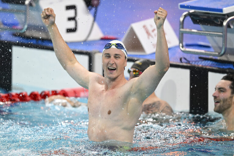 L'Australien Cameron McEvoy, médaillé d'or, célèbre dans la piscine après avoir établi un nouveau record du monde du 50 mètres libre masculin en 20,88 secondes pour remporter la finale des Championnats ouverts de natation de Chine à Shenzhen, dans la province du Guangdong (sud de la Chine), le 20 mars 2026. /VCG