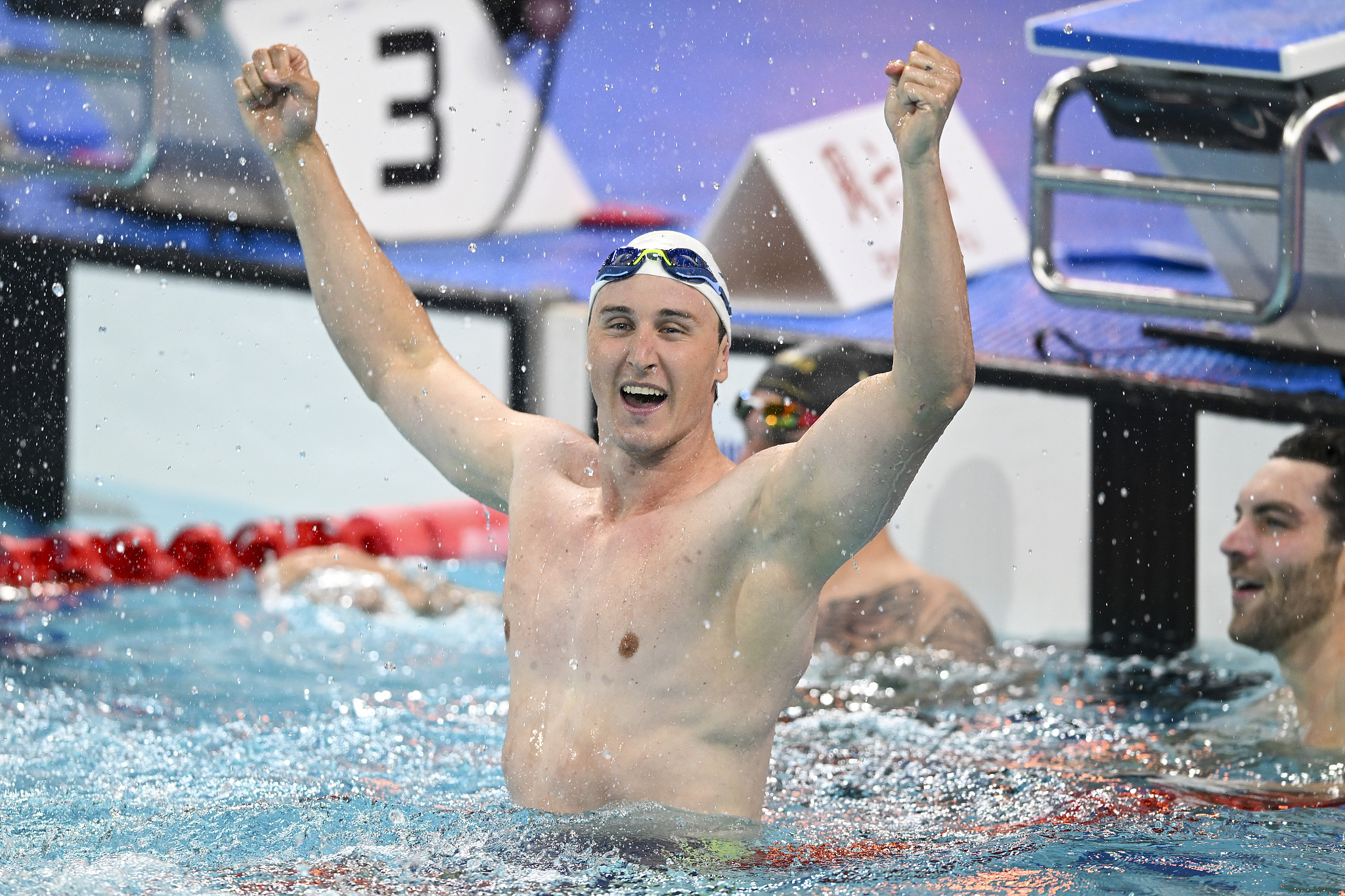 L'Australien Cameron McEvoy, médaillé d'or, célèbre dans la piscine après avoir établi un nouveau record du monde du 50 mètres libre masculin en 20,88 secondes pour remporter la finale des Championnats ouverts de natation de Chine à Shenzhen, dans la province du Guangdong (sud de la Chine), le 20 mars 2026. /VCG