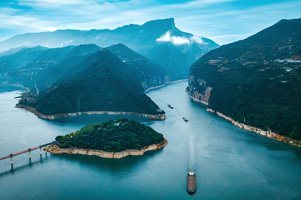 Une vue aérienne des gorges de Qutang à Chongqing /VCG
