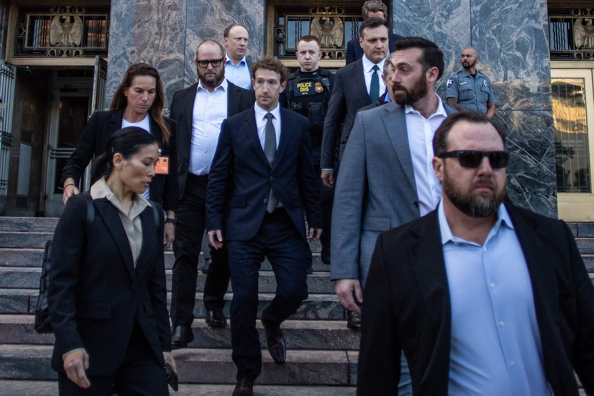 Le PDG et président de Meta, Mark Zuckerberg, arrive à la Cour supérieure de Los Angeles avant le procès des médias sociaux chargé de déterminer si les géants des médias sociaux ont délibérément conçu leurs plateformes pour créer une dépendance chez les enfants, à Los Angeles, le 18 février 2026. /VCG