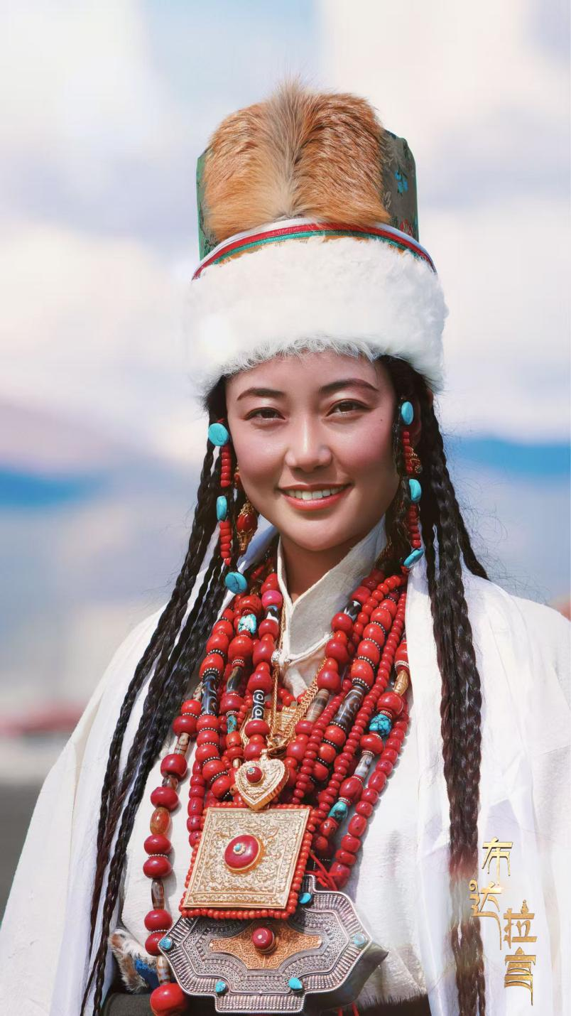 Une femme porte des costumes traditionnels dans le comté de Damxung, dans la région autonome de Xizang, dans le sud-ouest de la Chine. /CGTN