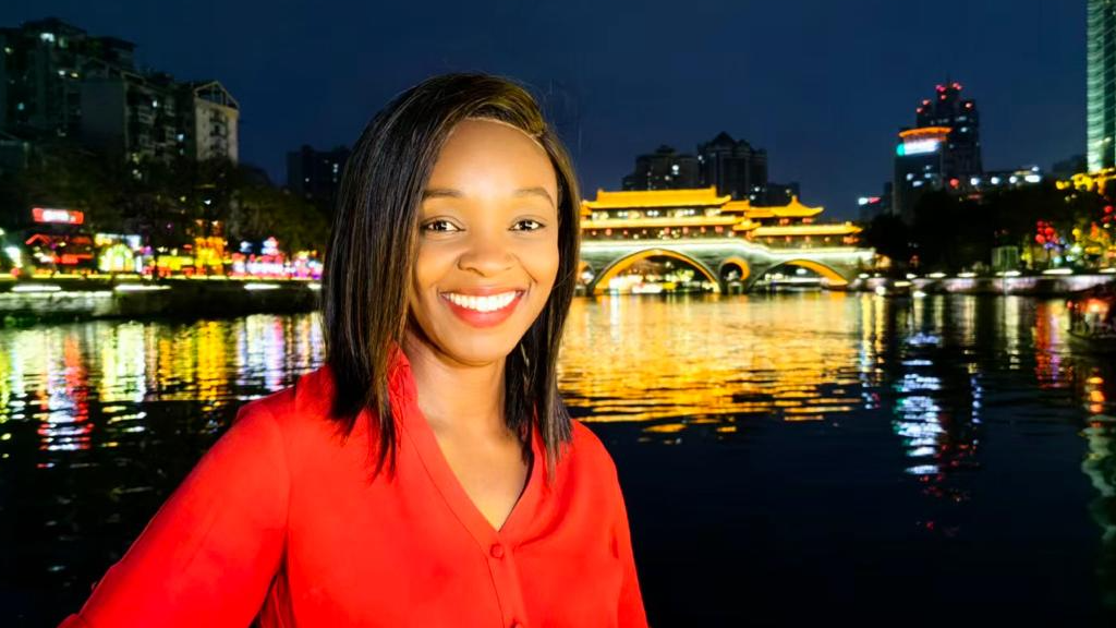 Peninah Karibe de CGTN profite d'une croisière fluviale sur le fleuve Jinjiang, Chengdu, Chine, le 25 février 2026. /Eric Mukanga, CGTN
