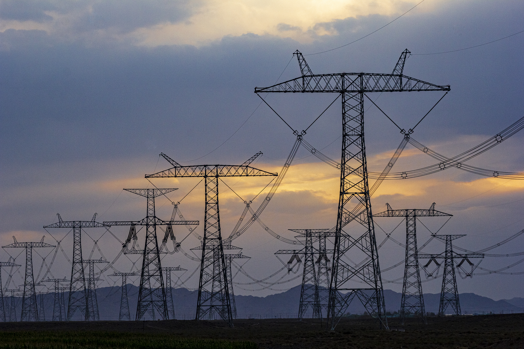 Les réseaux électriques du projet de transport d'électricité d'ouest en est de la Chine sont visibles dans la province du Gansu, dans le nord-ouest de la Chine, le 16 juillet 2023. /VCG
