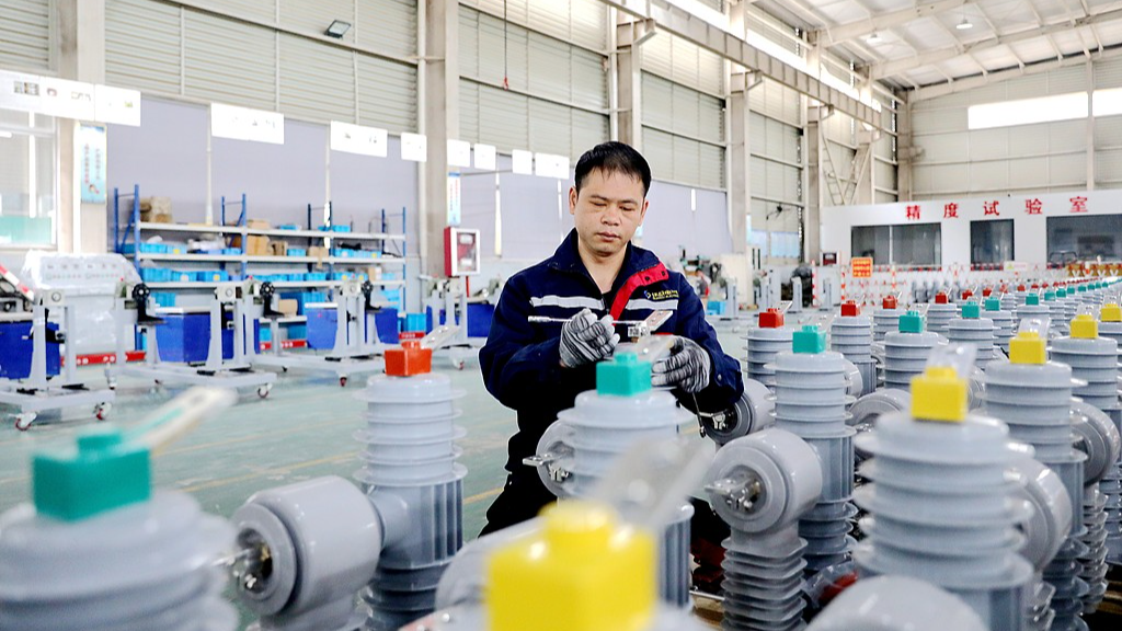 Un ouvrier assemble des transformateurs dans une usine d'appareils électriques du comté de Xiajiang, ville de Ji'an, province du Jiangxi (est de la Chine), le 25 février 2026. /VCG