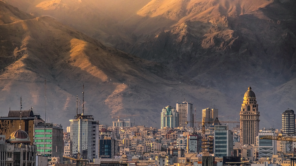 Vue depuis le pont Tabiat vers les montagnes d'Albourz, Téhéran, Iran /VCG