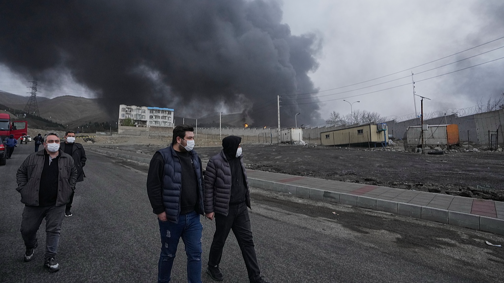 Un épais panache de fumée s'élève d'une installation de stockage de pétrole frappée pendant la nuit à Téhéran, en Iran, le 8 mars 2026. /VCG