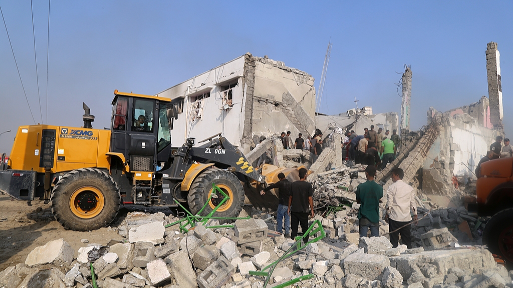 Des secouristes et des habitants fouillent les décombres à la suite d'une frappe israélo-américaine contre une école primaire pour filles à Minab, en Iran, le 28 février 2026. /VCG
