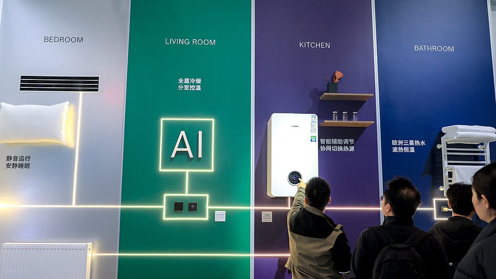 Un stand présentant un système de maison intelligente et des appareils alimentés par l'IA à l'Appliance & Electronics World Expo 2026, Shanghai, Chine, le 12 mars 2026. /VCG.