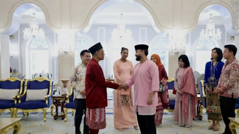Singapore-Malaysia: Singaporean ministers meet Johor royals
                  
