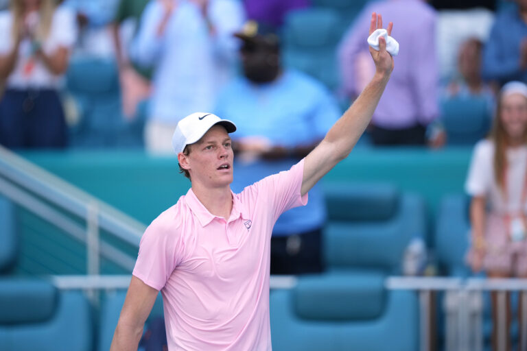 Sinner et Gauff avancent facilement alors que l’Open de Miami approche du week-end de clôture