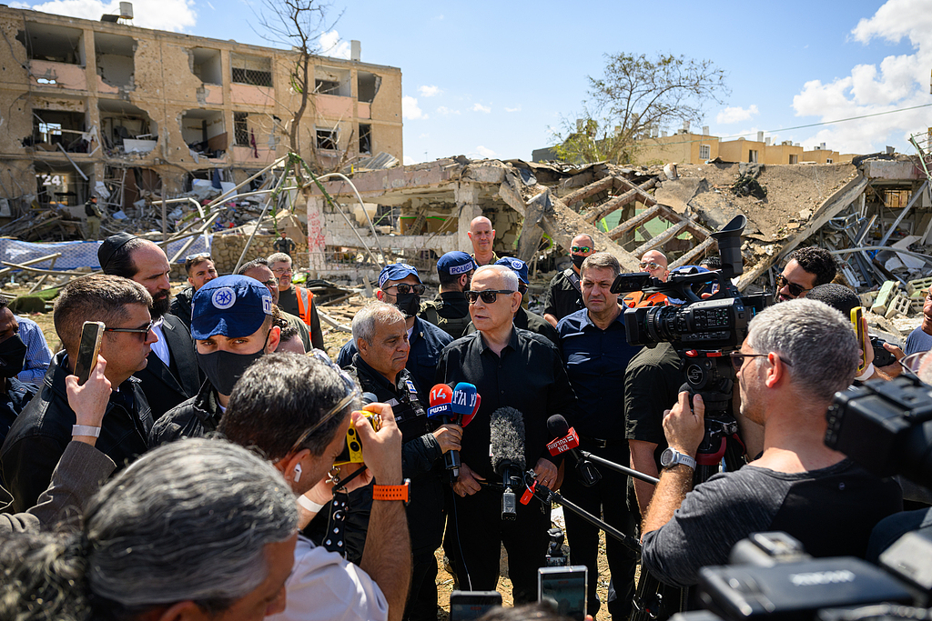 Le Premier ministre israélien Benjamin Netanyahu s'adresse aux médias alors qu'il visite la zone détruite par un missile balistique iranien, faisant plus de 50 blessés, Dimona, Israël, le 22 mars 2026. /VCG