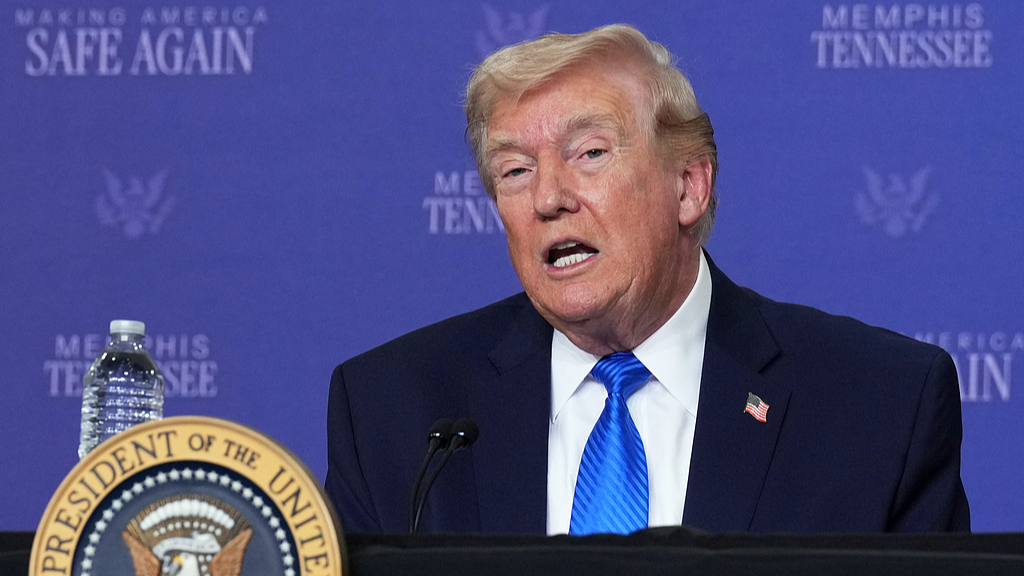 Le président américain Donald Trump participe à une table ronde sur la sécurité publique dans une base de la Garde nationale aérienne du Tennessee, à Memphis, Tennessee, le 23 mars 2026. /VCG