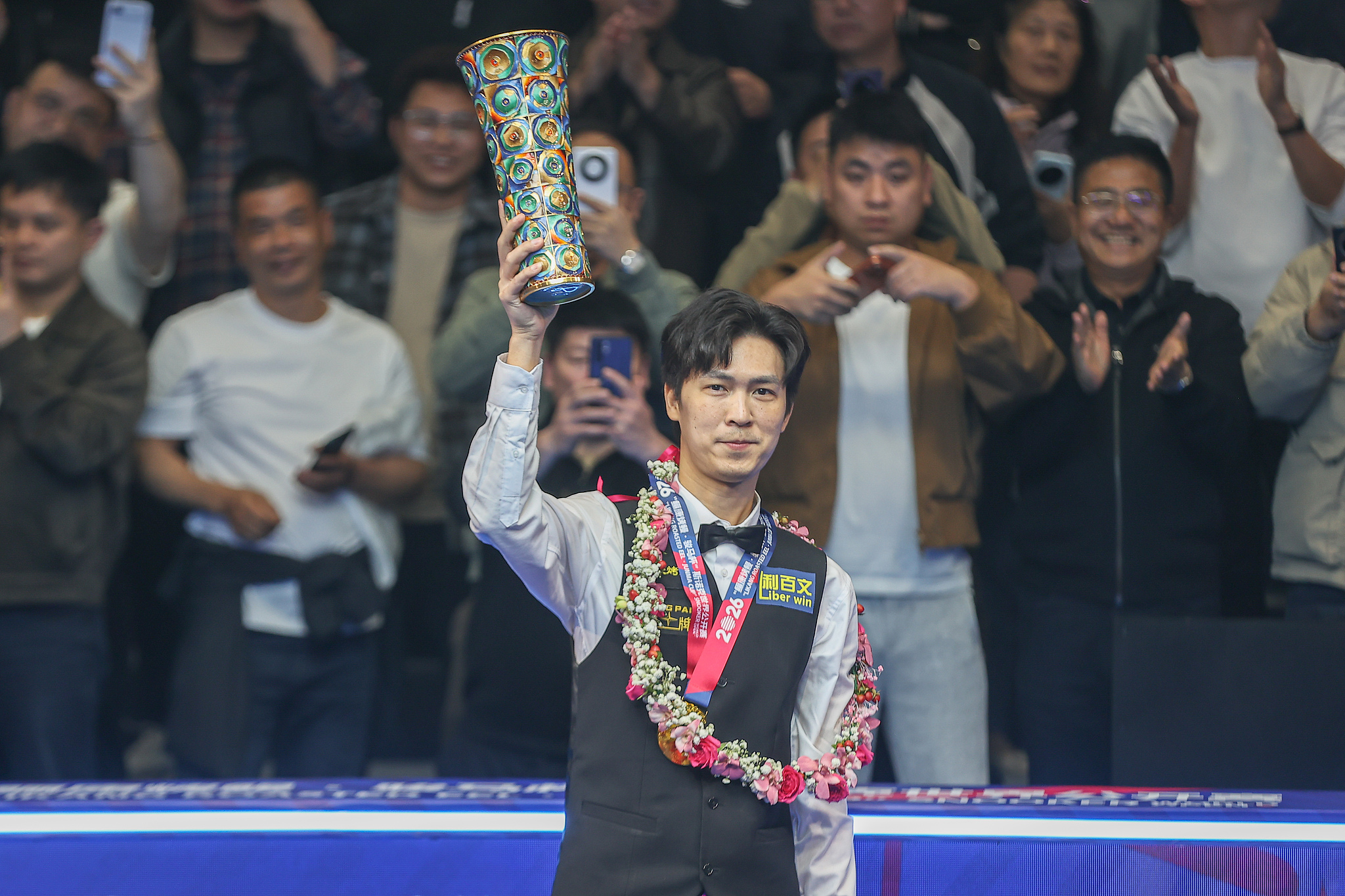 La Thaïlandaise Thepchaiya Un-Nooh lève le trophée après avoir battu l'Anglais Ronnie O'Sullivan en finale pour remporter l'Open mondial de snooker à Yushan, province du Jiangxi, Chine, le 22 mars 2026. /VCG