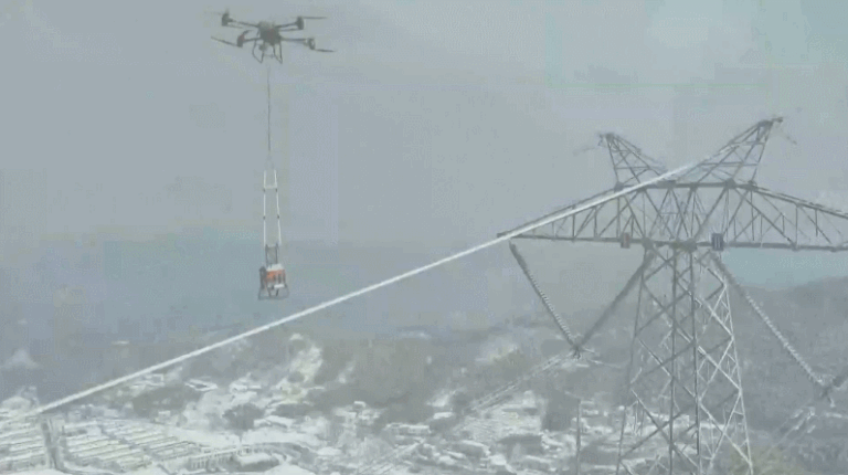 Un drone et un robot portent l&rsquo;efficacité du dégivrage des lignes électriques à un nouveau niveau en Chine