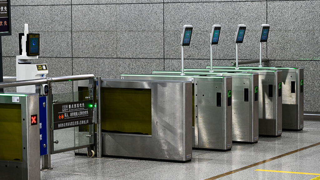 Des portillons intelligents avec reconnaissance faciale sont visibles dans une gare en Chine, le 21 juin 2025. /VCG