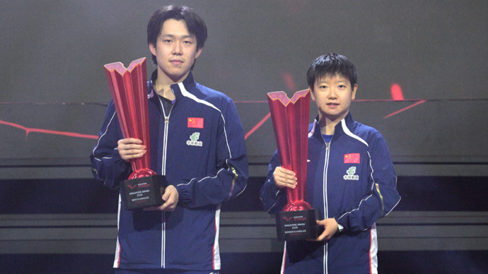 Wang Chuqin (à gauche) et Sun Yingsha posent avec leurs trophées après avoir remporté leurs finales respectives en simple masculin et féminin au WTT (World Table Tennis) Singapore Smash à Singapour, le 1er mars 2026. /Xinhua