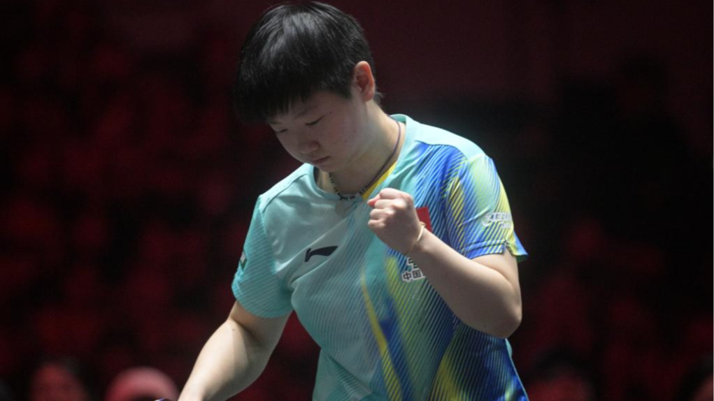 La Chinoise Sun Yingsha célèbre après avoir pris un point contre sa compatriote Wang Manyu lors de la finale du simple féminin du WTT (World Table Tennis) Singapore Smash à Singapour, le 1er mars 2026. /Xinhua