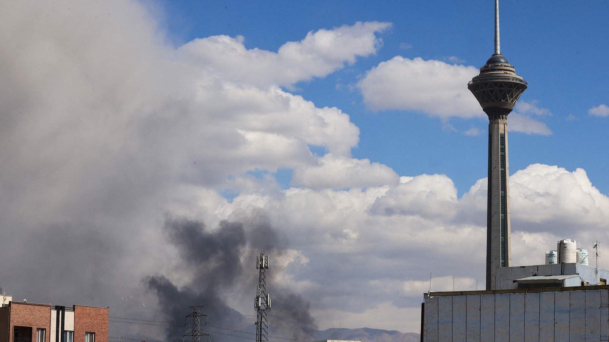 Un panache de fumée s'élève à la suite d'explosions signalées à Téhéran, en Iran, le 1er mars 2026. /VCG