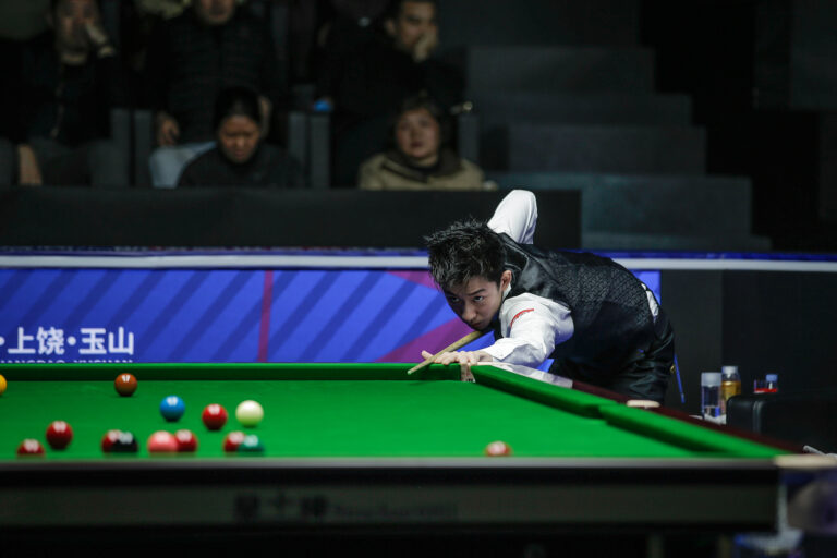 Le Chinois Wu Yize se prépare à tirer contre l'Anglais Kyren Wilson en huitièmes de finale au WST World Open à Yushan, en Chine, le 19 mars 2026. /VCG