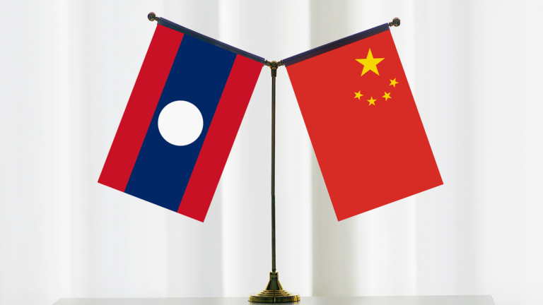 Drapeaux nationaux de la Chine et du Laos. /VCG