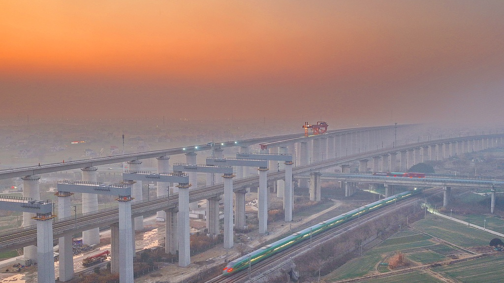 Des poutres en acier sont hissées sur la ligne à grande vitesse Shanghai-Chongqing-Chengdu, à Nantong, dans la province du Jiangsu (est de la Chine), le 15 janvier 2026. /VCG