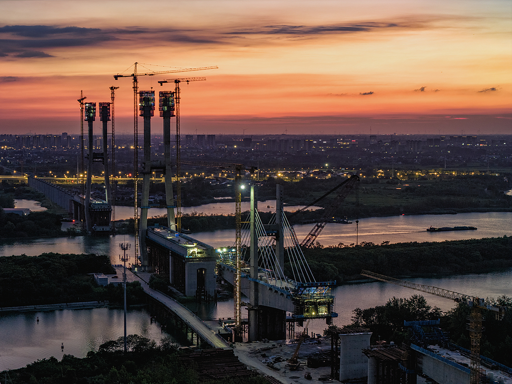 Segments en acier-béton de la travée principale achevés sur le pont à haubans du chemin de fer à grande vitesse Shanghai-Chongqing-Chengdu au-dessus du Grand Canal, à Yangzhou, dans la province du Jiangsu (est de la Chine), le 29 juillet 2025. /VCG