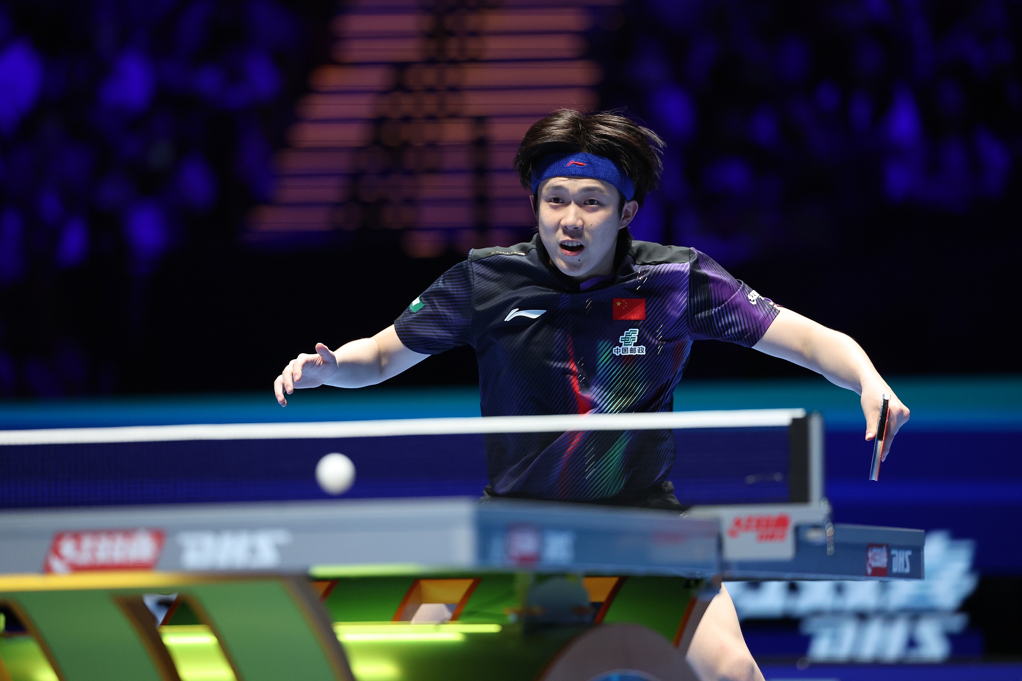 Le Chinois Wang Chuqin réussit un tir lors du match de groupe du simple masculin contre l'Australien Finn Luu lors de la Coupe du monde masculine et féminine de l'ITTF dans la Région administrative spéciale (RAS) de Macao, le 1er avril 2026. /VCG