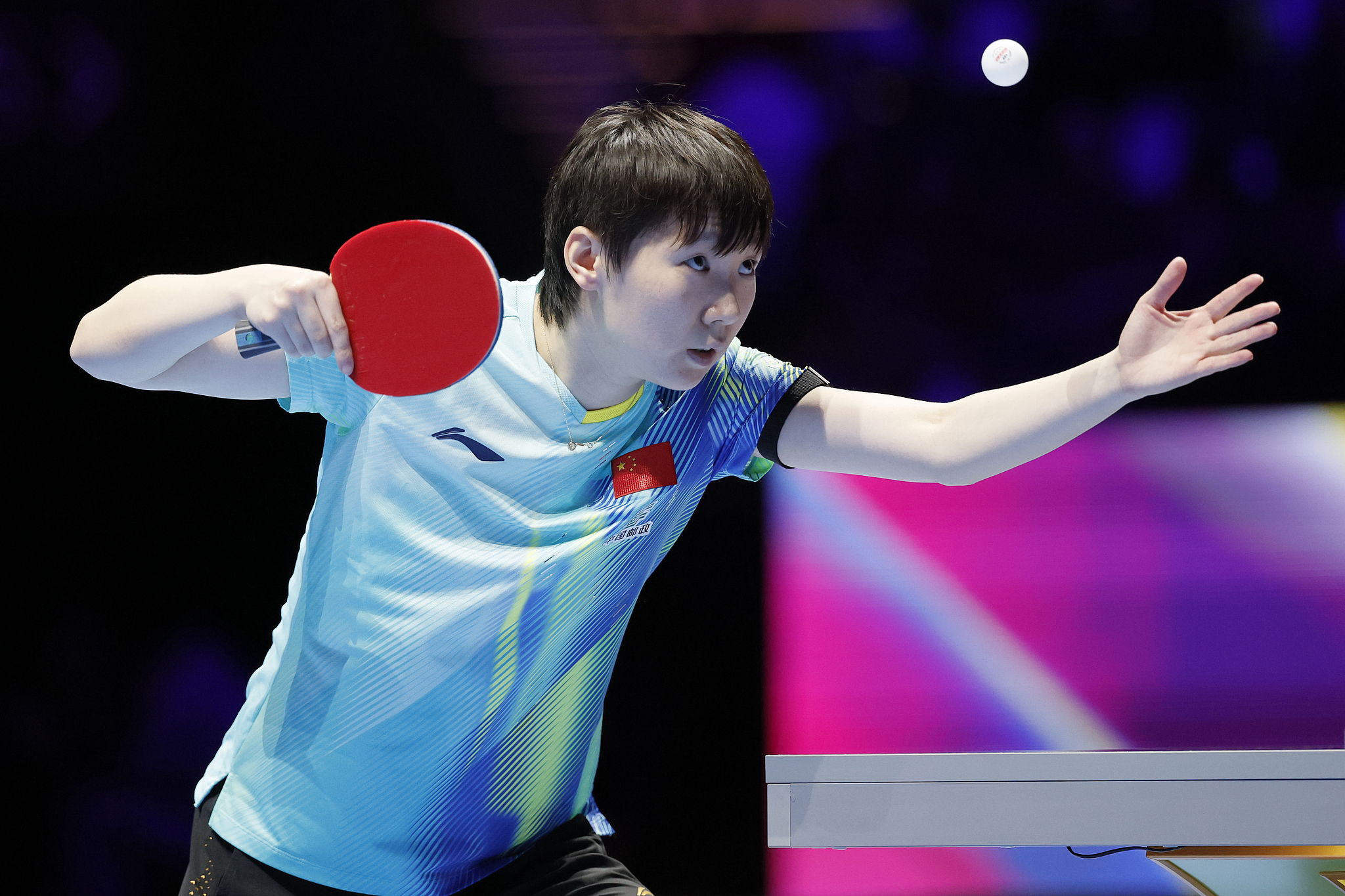 La Chinoise Wang Manyu sert contre la Japonaise Mima Ito lors d'un huitième de finale simple féminin lors de la Coupe du monde masculine et féminine de l'ITTF dans la RAS chinoise de Macao (région administrative spéciale), le 2 avril 2026. /VCG