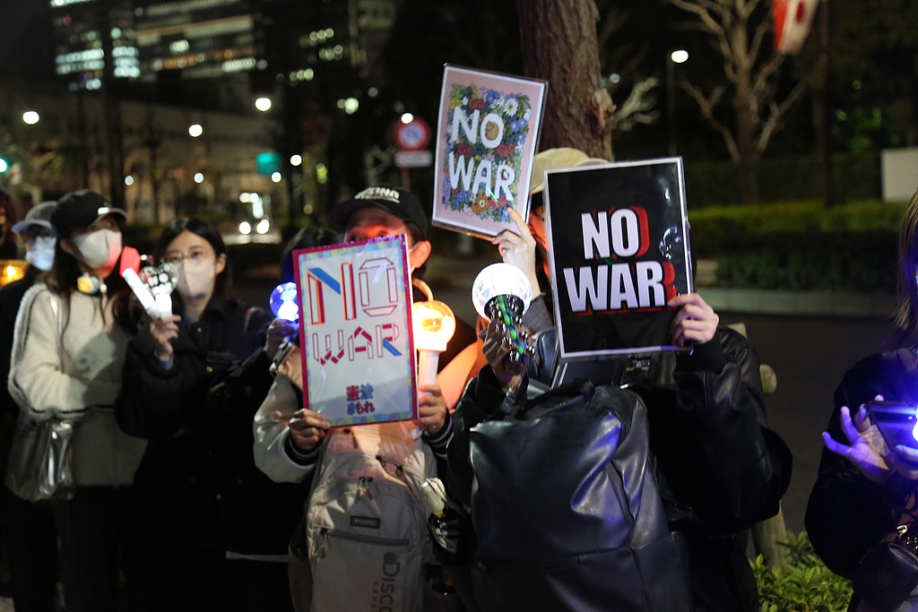 Plus de 10 000 citoyens japonais ont manifesté contre les récents signaux de l'administration Sanae Takaichi en faveur d'une révision constitutionnelle et sa décision de déployer des missiles à longue portée devant le deuxième bâtiment du bureau des membres de la Chambre des représentants à Tokyo, au Japon, le 19 mars 2026. /CFP