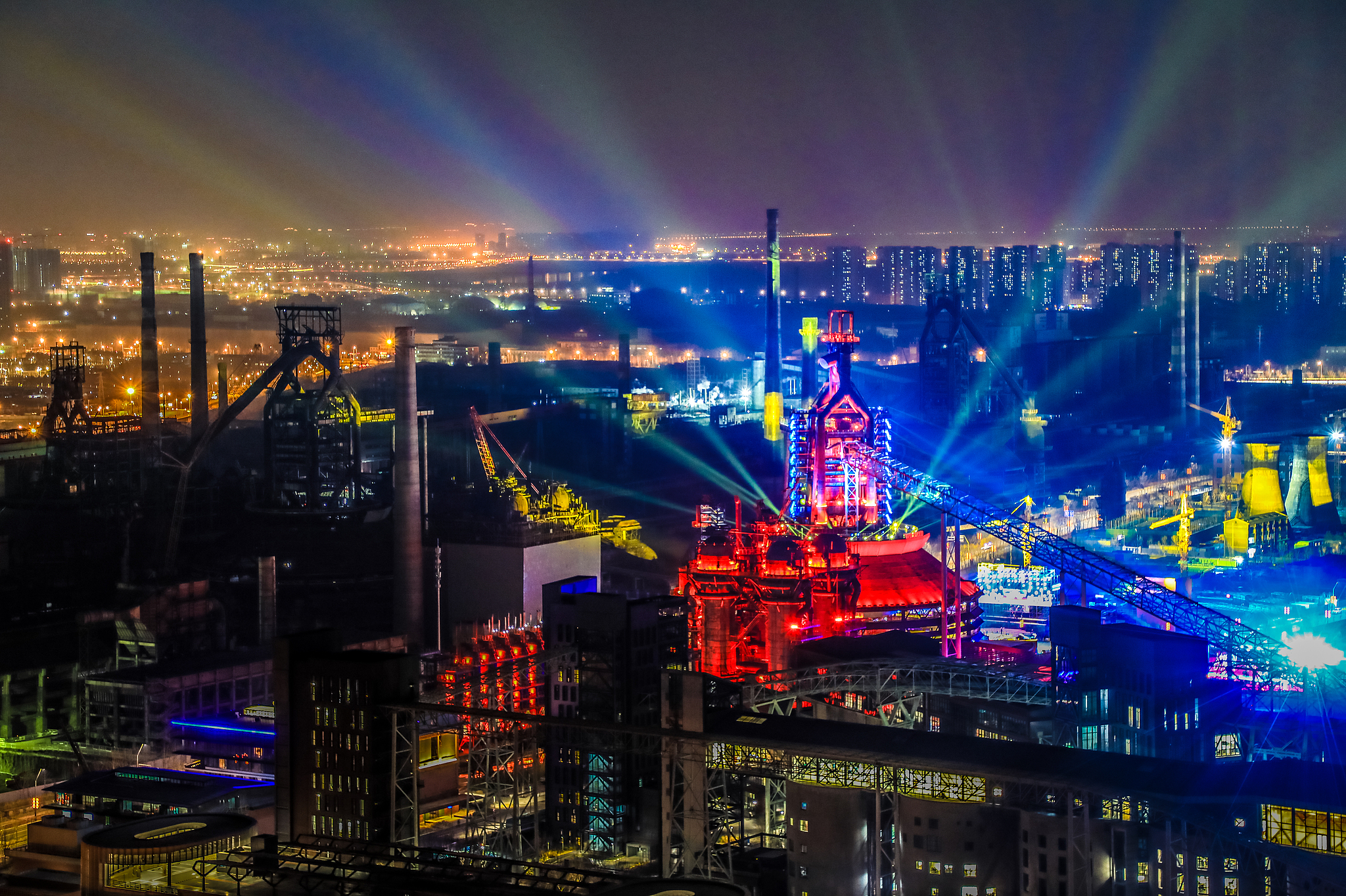 Un spectacle de lumière nocturne au parc Shougang, Pékin, Chine. /VCG
