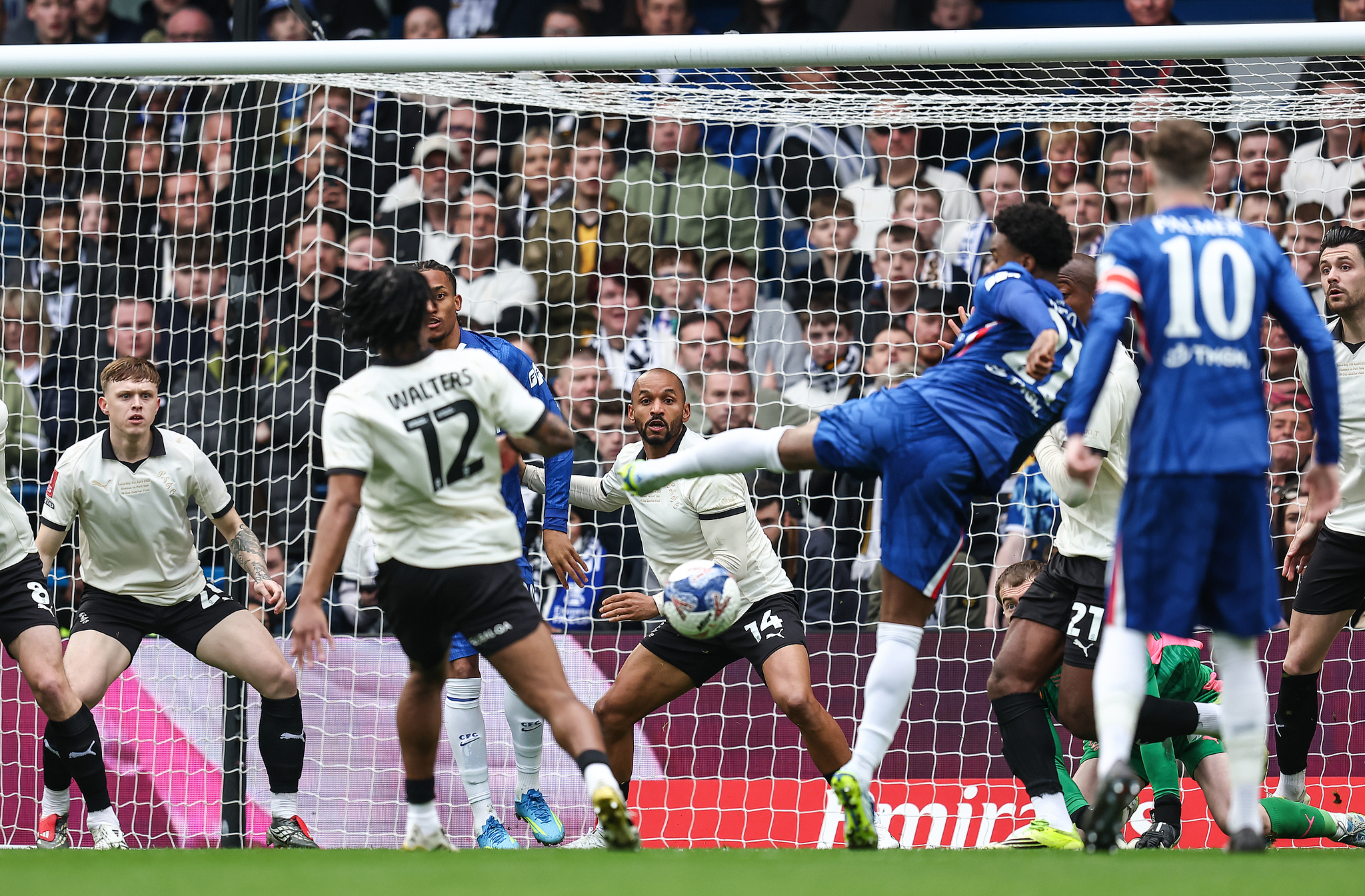 Jorrel Hato (#21) de Chelsea tire pour marquer un but lors du match quart de finale de la FA Cup contre Port Vale à Stamford Bridge à Londres, Angleterre, le 4 avril 2026. /VCG