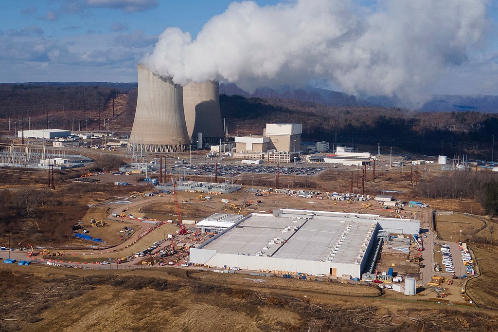   Un centre de données appartenant à Amazon Web Services, à l'avant droit, est en construction à côté de la centrale nucléaire de Susquehanna à Berwick, en Pennsylvanie, le 14 janvier 2025. /VCG