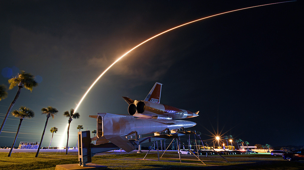 Une fusée SpaceX Falcon 9 lance 54 de ses 