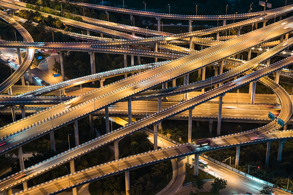 Une vue nocturne de l'échangeur de Huangjuewan, dans la municipalité de Chongqing, dans le sud-ouest de la Chine. /VCG