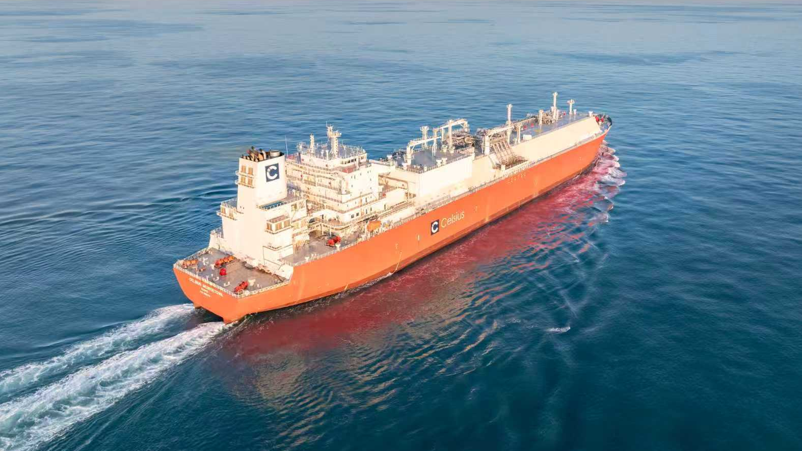 Une vue aérienne du méthanier de 180 000 mètres cubes achevé par la base China Merchants Industry Haimen à Nantong, province du Jiangsu, le 8 avril 2026. /CMG