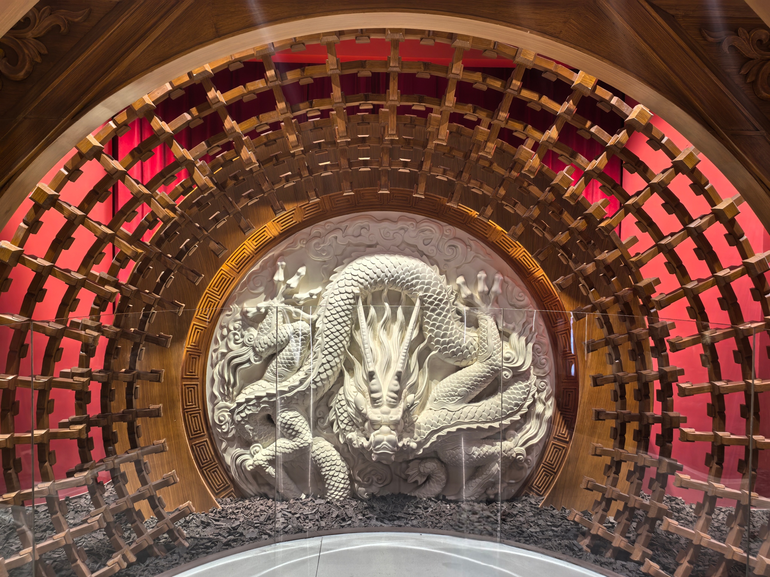 Un plafond à caissons en chocolat visible dans un musée du chocolat à Pékin le 6 avril 2026. /CGTN