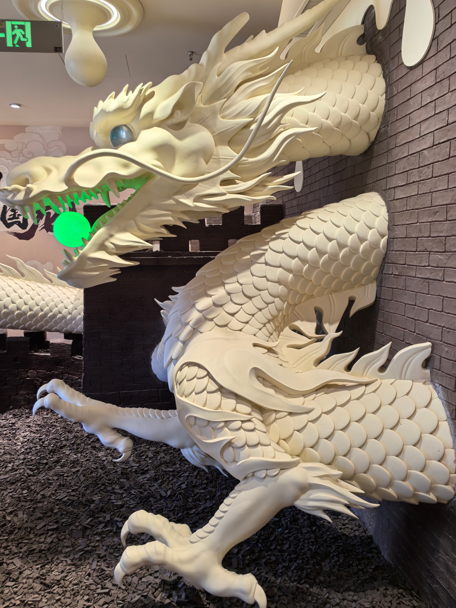 Un dragon chinois en chocolat de 22 tonnes est vu dans un musée du chocolat à Pékin le 6 avril 2026. /CGTN