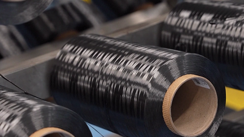 Une ligne de production de fibre de carbone. /VCG