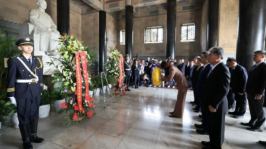 La présidente du KMT, Cheng Li-wun, dirige une délégation du KMT pour rendre hommage au mausolée Sun Yat-sen à Nanjing, dans la province du Jiangsu (est de la Chine), le 8 avril 2026. /Xinhua