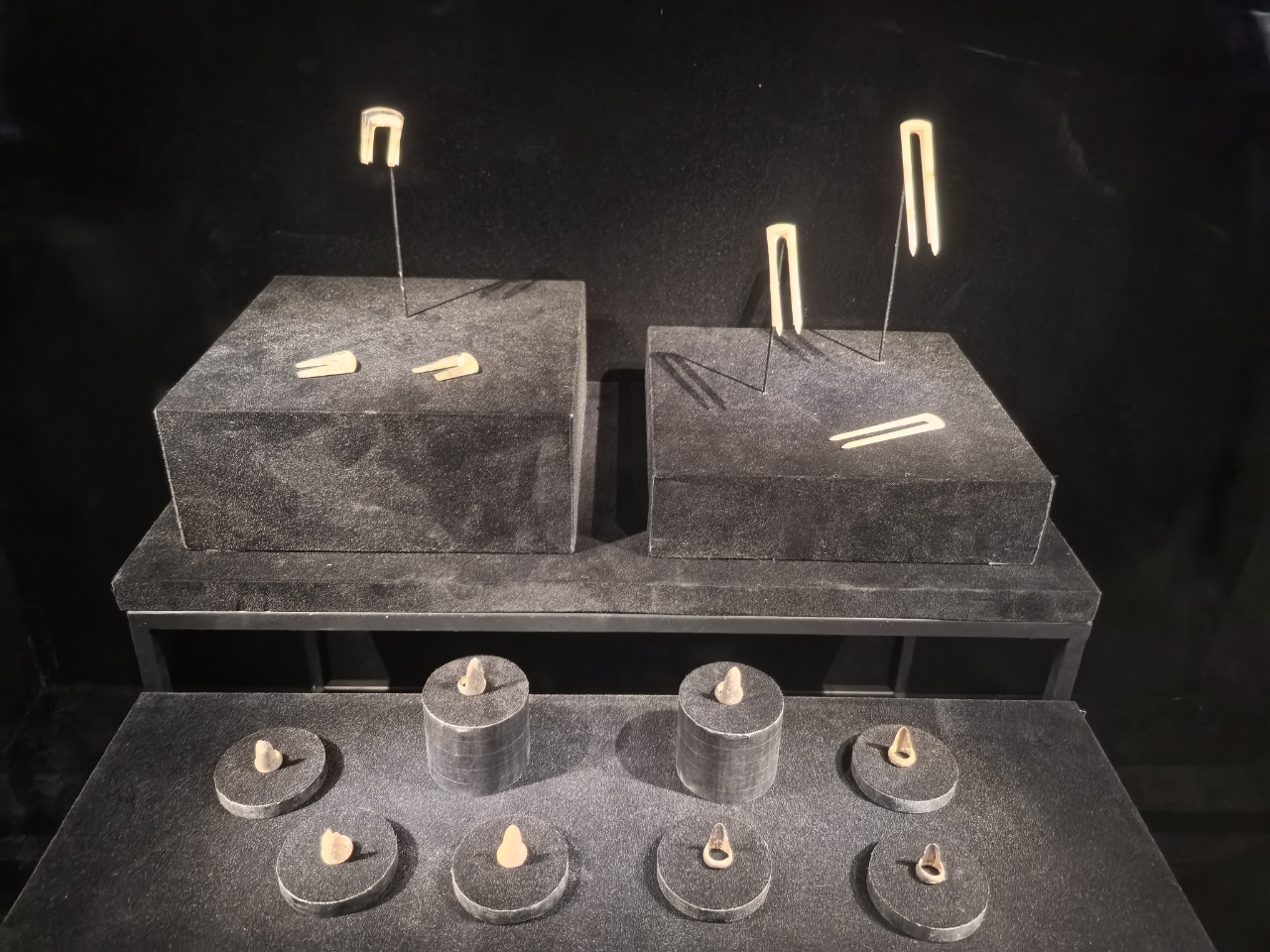 Une photo prise le 10 avril montre des objets exposés au Musée national de Chine à Pékin. /CGTN 