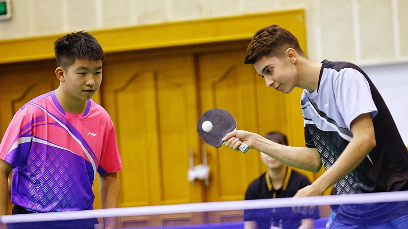 Photo d'archives d'étudiants chinois et américains jouant au tennis de table lors d'un camp d'été spécial commémorant la diplomatie du ping-pong à l'Université des langues et de la culture de Pékin, en Chine. /VCG