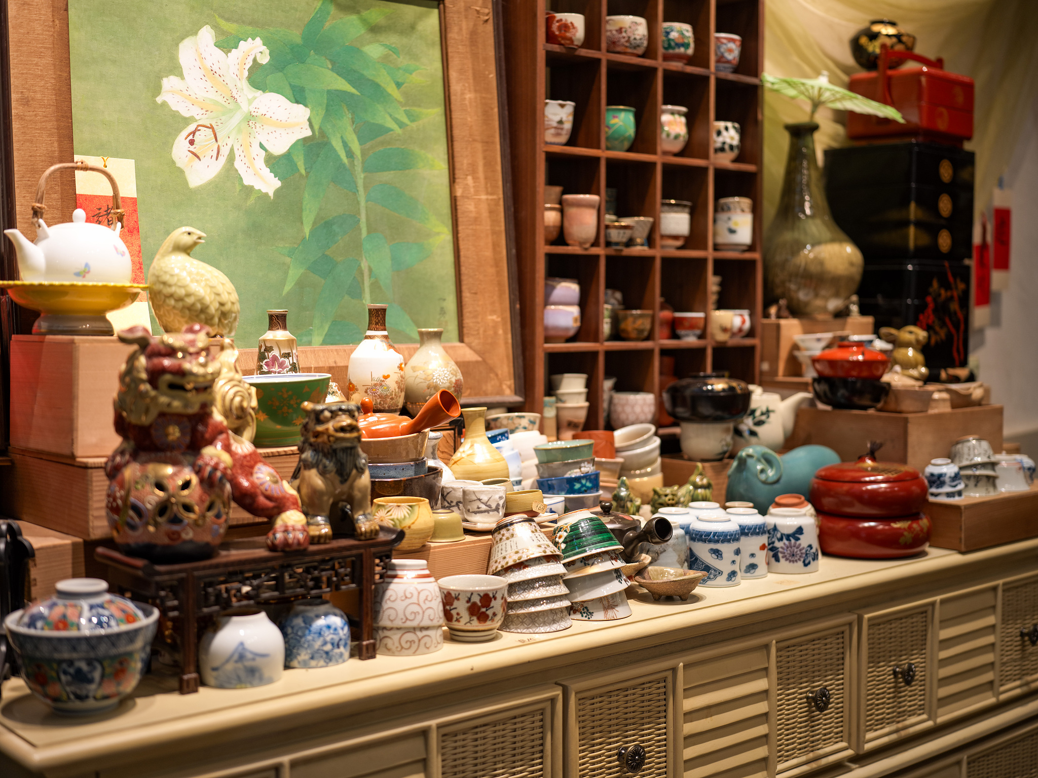Un magasin d'antiquités de Yongqingfang, une charmante vieille rue de Guangzhou, présente une variété de porcelaines et d'objets décoratifs. /VCG