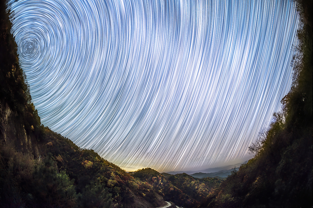 Ville étoilée de Qinling sous le ciel étoilé, Shaanxi, 25 octobre 2023. /VCG