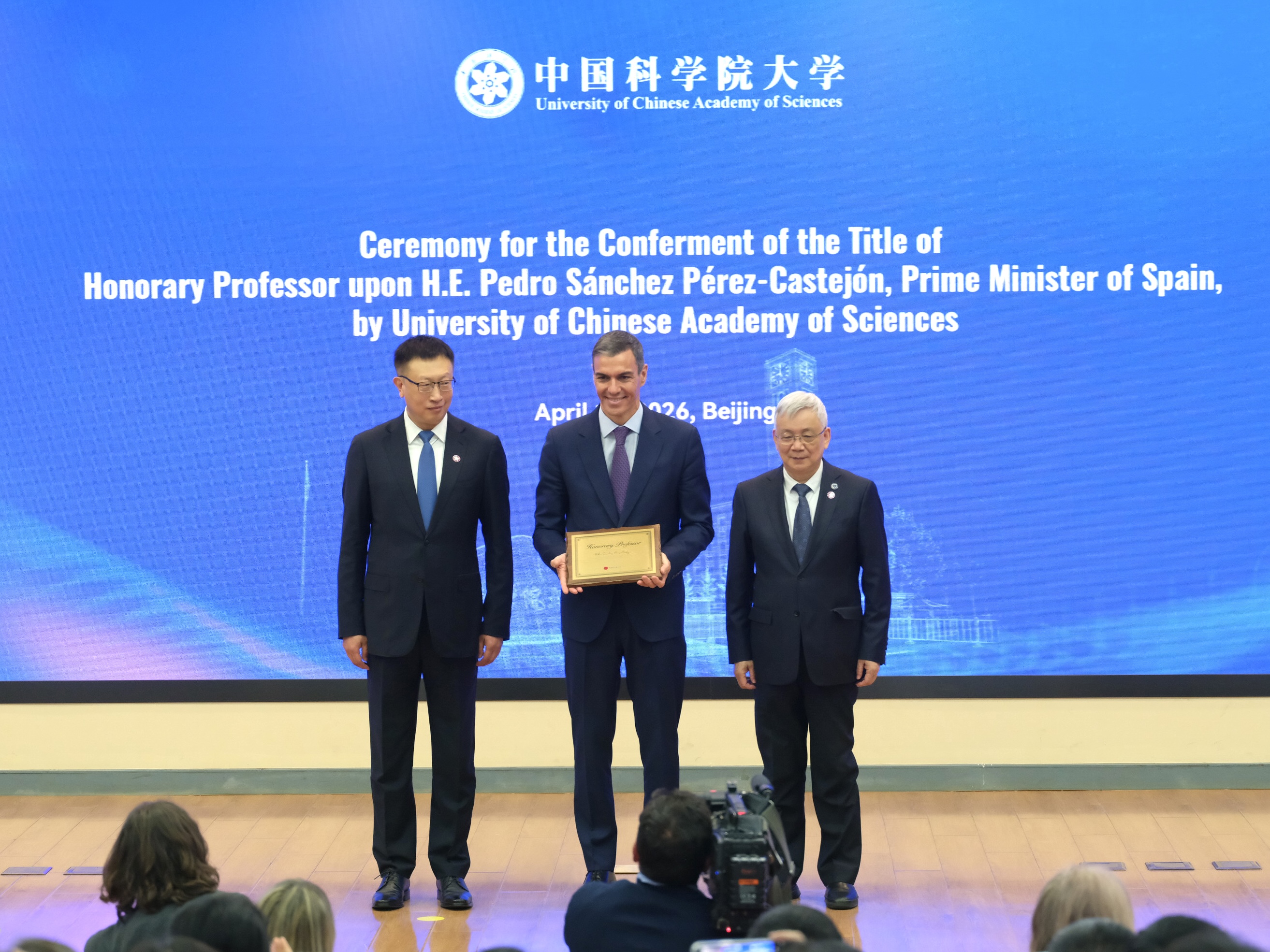 Le Premier ministre espagnol Pedro Sánchez (au centre) reçoit le titre de professeur honoraire de l'UCAS, le 13 avril 2026. /CAS 
