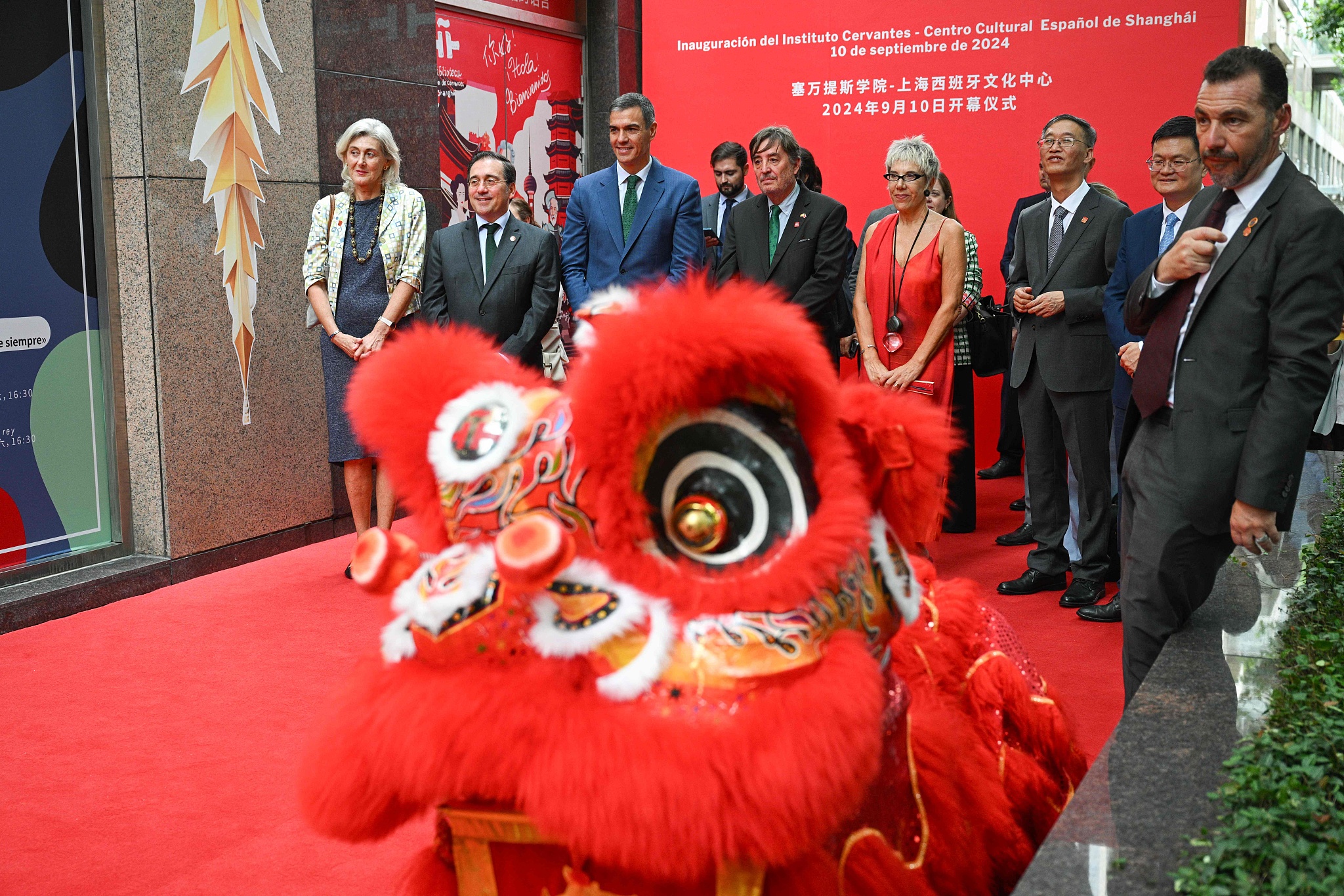 Le Premier ministre espagnol Pedro Sánchez (troisième en partant de la gauche) est accueilli par un spectacle de danse du lion à son arrivée pour l'inauguration de l'Institut Cervantes à Shanghai le 10 septembre 2024. /VCG