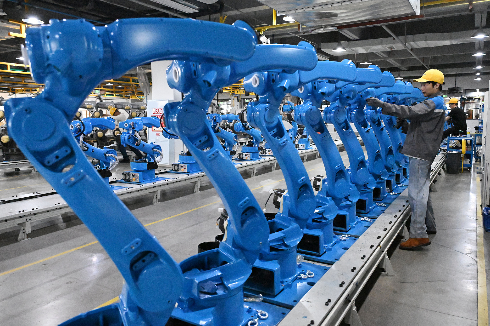 Dans l'atelier de production de la société Chengdu Canop, des ouvriers assemblaient des robots industriels, ville de Chengdu, province du Sichuan, le 8 avril 2026. /VCG