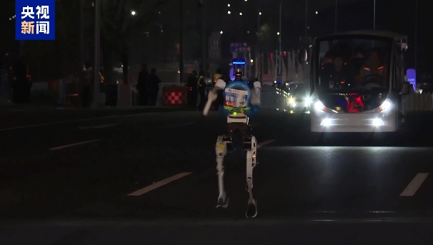 Un robot lors du test grandeur nature du semi-marathon des robots humanoïdes 2026. /CMG