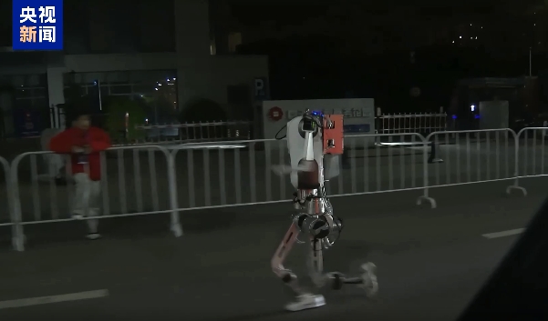 Un robot participant à l’essai grandeur nature du semi-marathon des robots humanoïdes 2026. /CMG